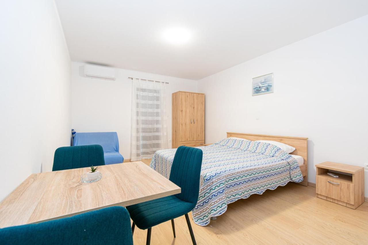 Apartments By The Sea Mandre, Pag - 3084 Kolan Extérieur photo
