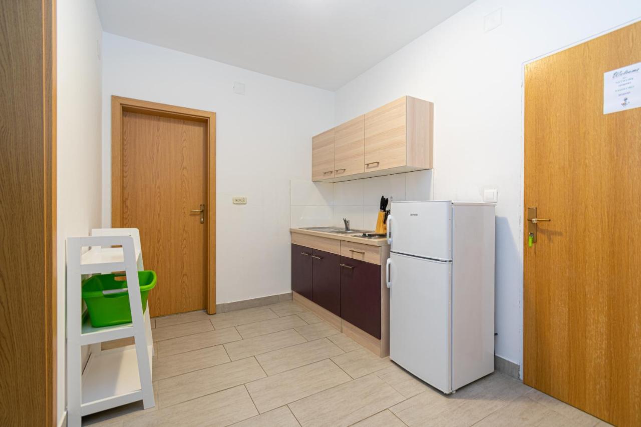 Apartments By The Sea Mandre, Pag - 3084 Kolan Extérieur photo