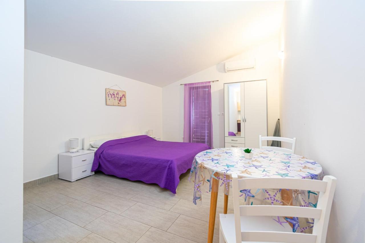 Apartments By The Sea Mandre, Pag - 3084 Kolan Extérieur photo
