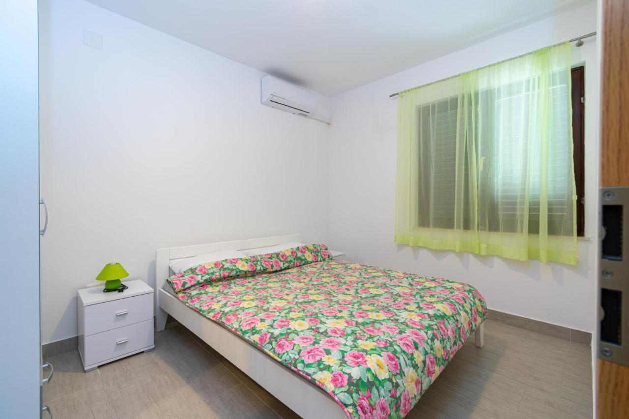 Apartments By The Sea Mandre, Pag - 3084 Kolan Extérieur photo